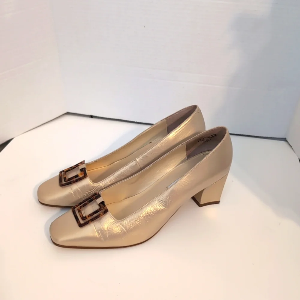 Ann Marino Leather Gold Tone Block Heels w/ Tortoise Shell Ornamental Buckle 10M